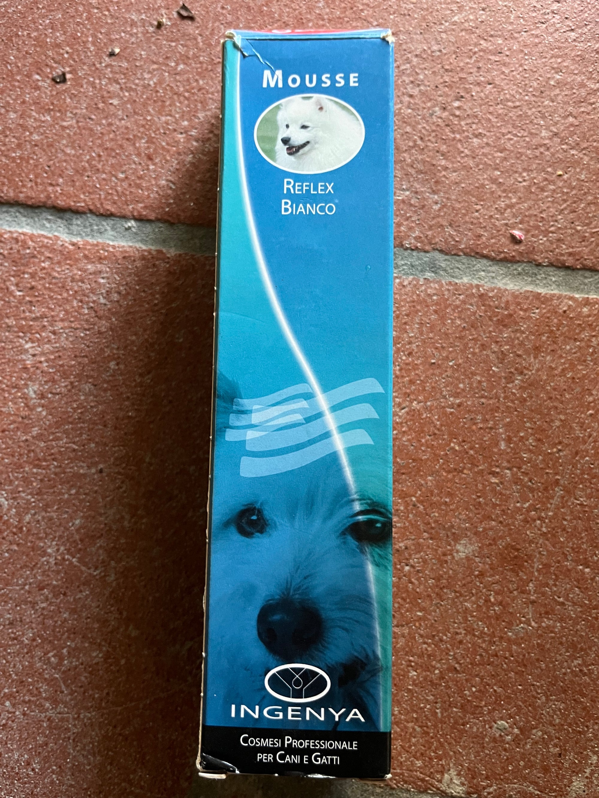 Mousse per cani con manto bianco